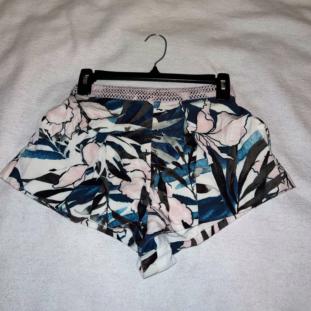 StyleStalker Shorts XS Hawaiian Sunset Floral Print Crochet Waistband